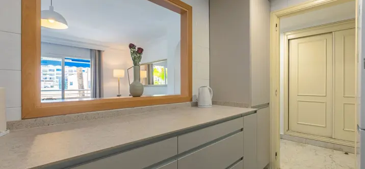 Venta de apartamento en planta media en Puerto Banús 2