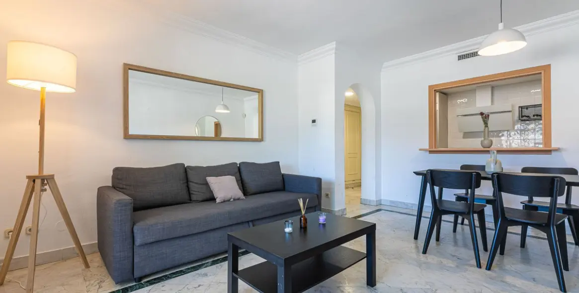 Venta de apartamento en planta media en Puerto Banús 4