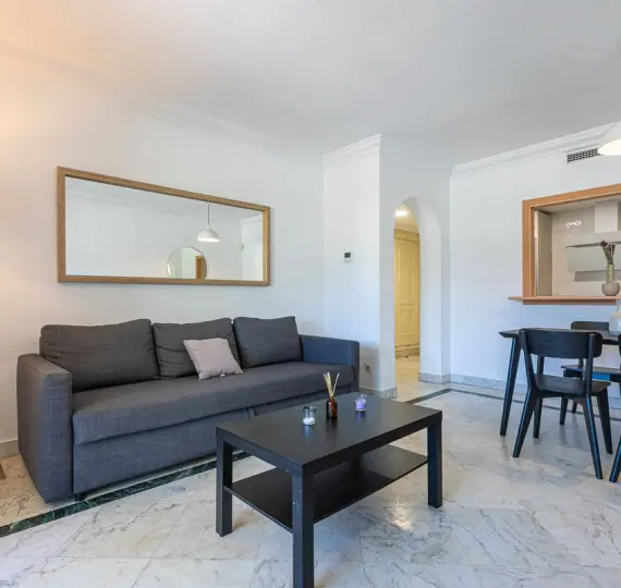 Venta de apartamento en planta media en Puerto Banús