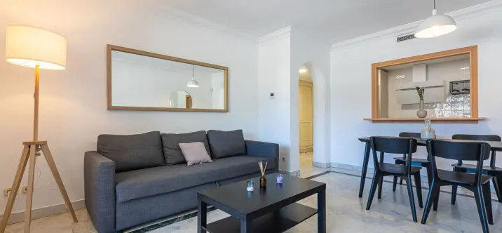 Venta de apartamento en planta media en Puerto Banús 3