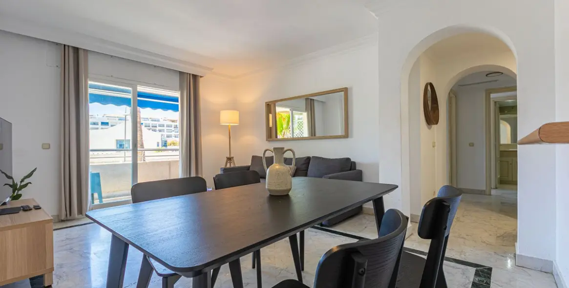 Venta de apartamento en planta media en Puerto Banús 5