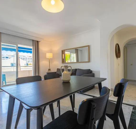 Venta de apartamento en planta media en Puerto Banús