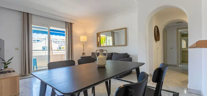 Venta de apartamento en planta media en Puerto Banús 4