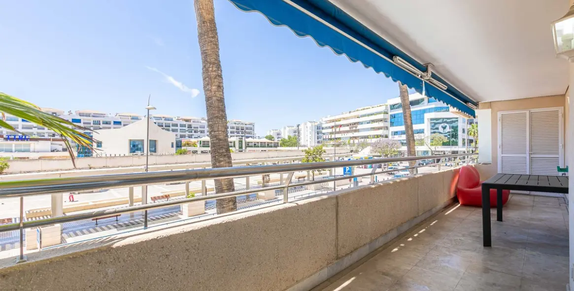 Venta de apartamento en planta media en Puerto Banús 6