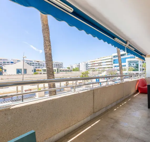 Venta de apartamento en planta media en Puerto Banús