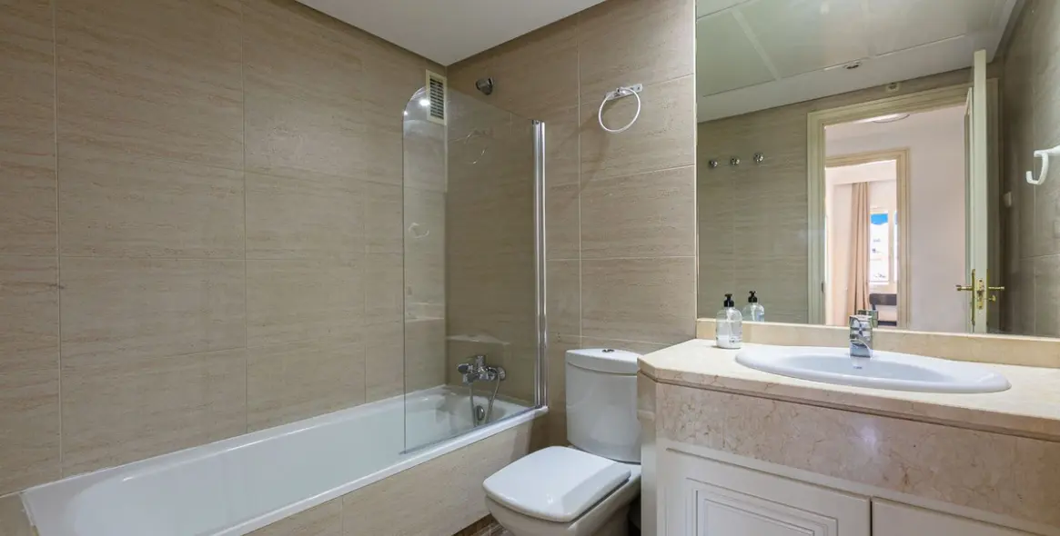 Venta de apartamento en planta media en Puerto Banús 8