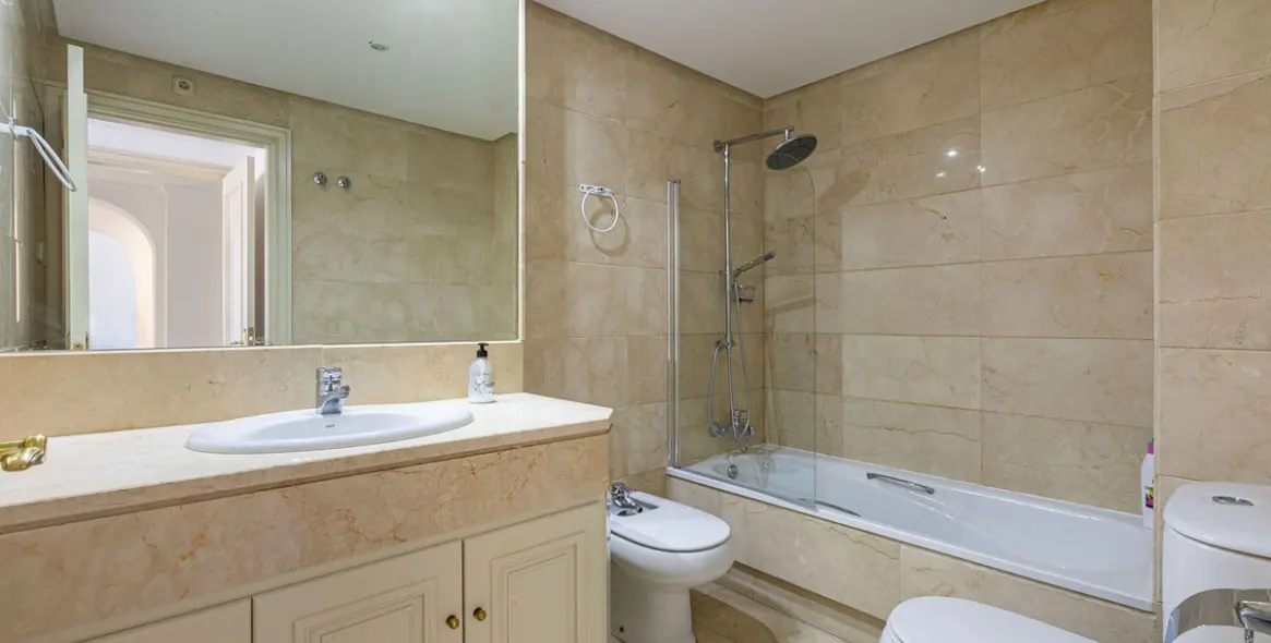 Venta de apartamento en planta media en Puerto Banús 9