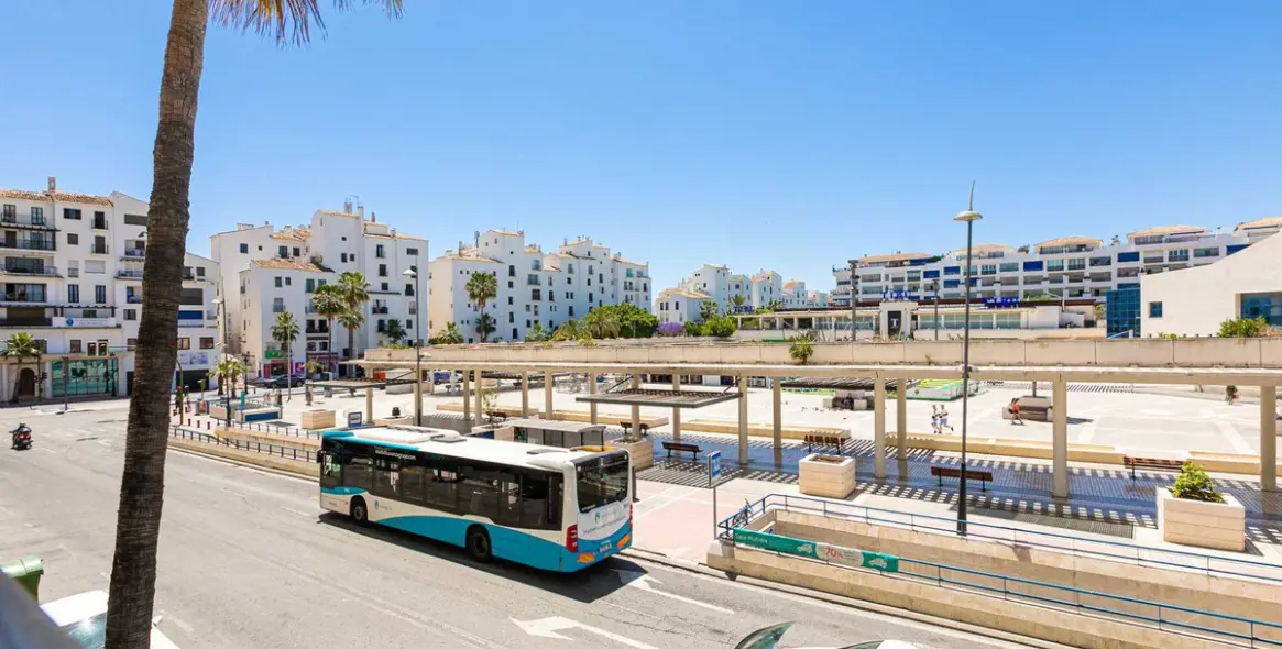 Venta de apartamento en planta media en Puerto Banús 11