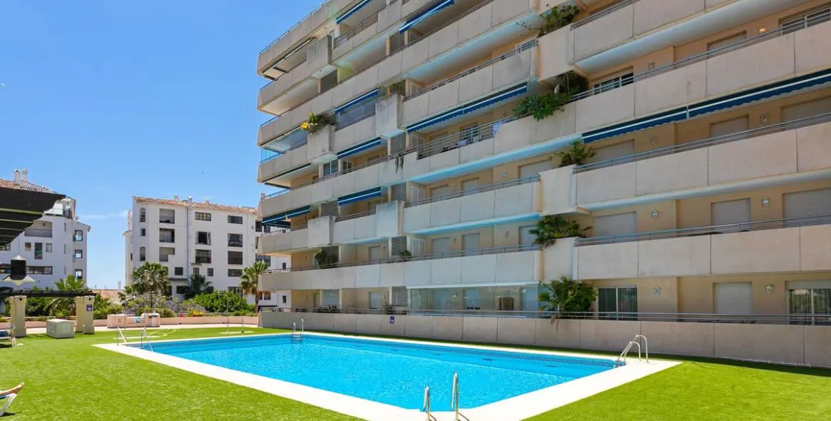 Venta de apartamento en planta media en Puerto Banús 12
