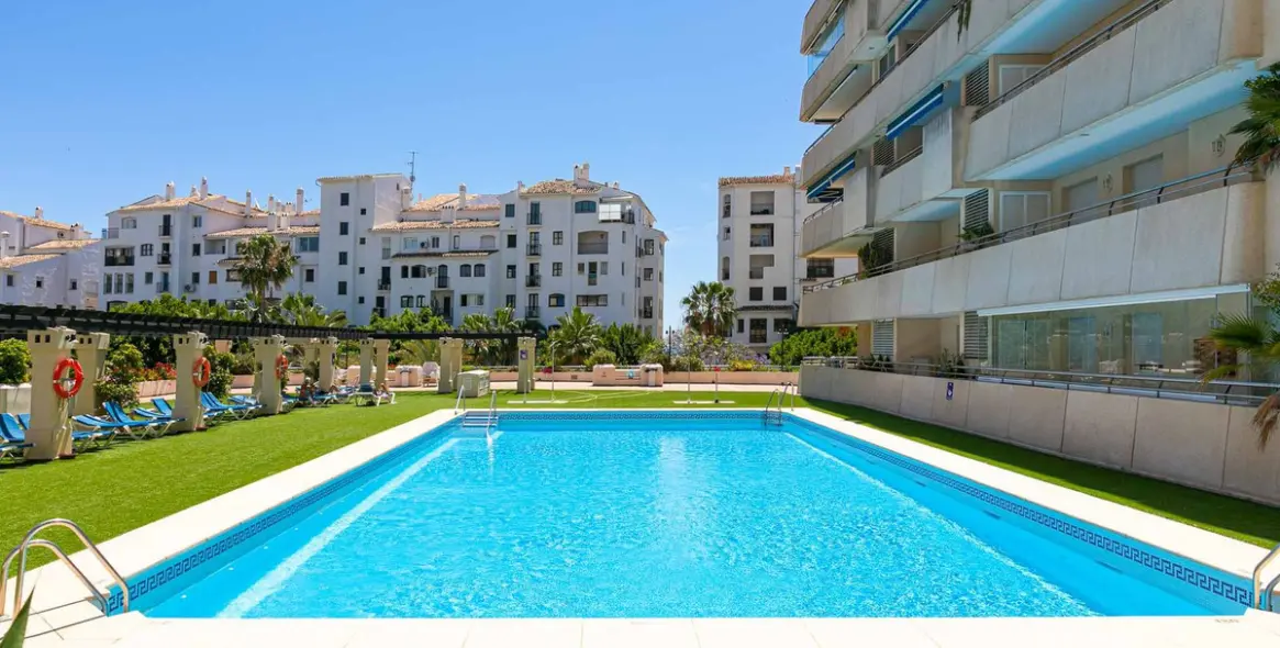 Venta de apartamento en planta media en Puerto Banús 13