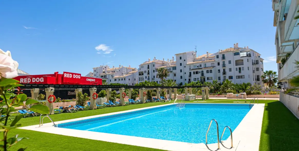 Venta de apartamento en planta media en Puerto Banús 14