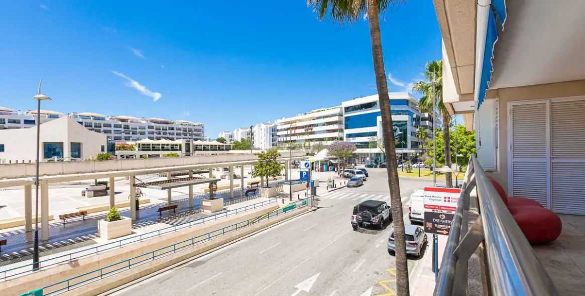 Venta de apartamento en planta media en Puerto Banús 15