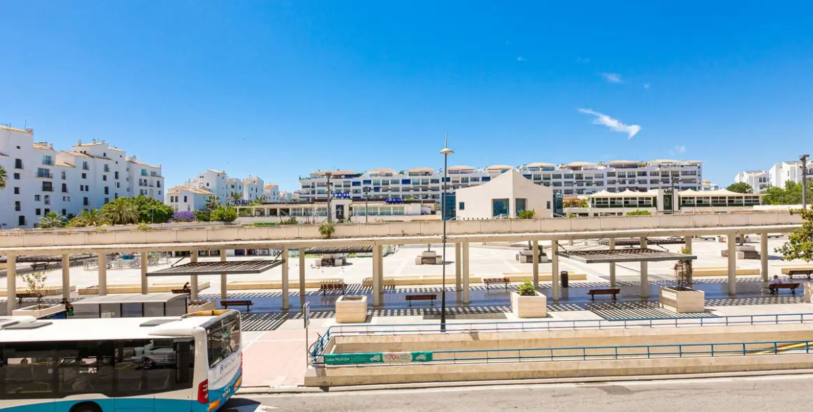 Venta de apartamento en planta media en Puerto Banús 16