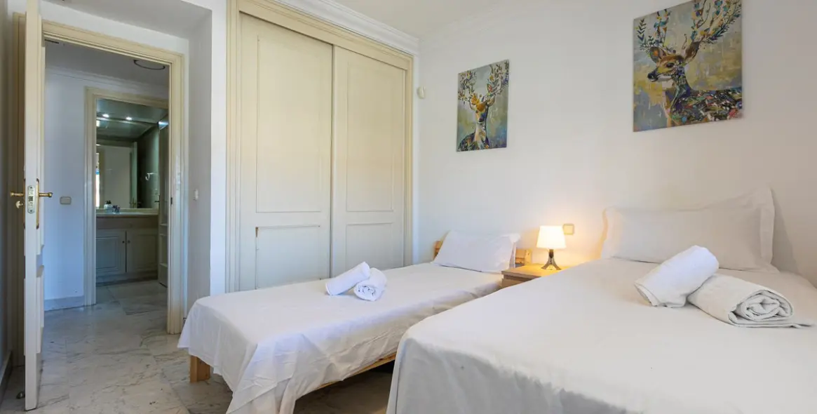 Venta de apartamento en planta media en Puerto Banús 17