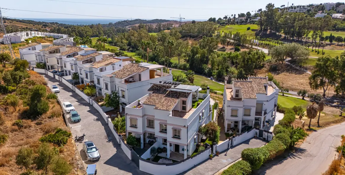 Sale of semi-detached house in Estepona 1