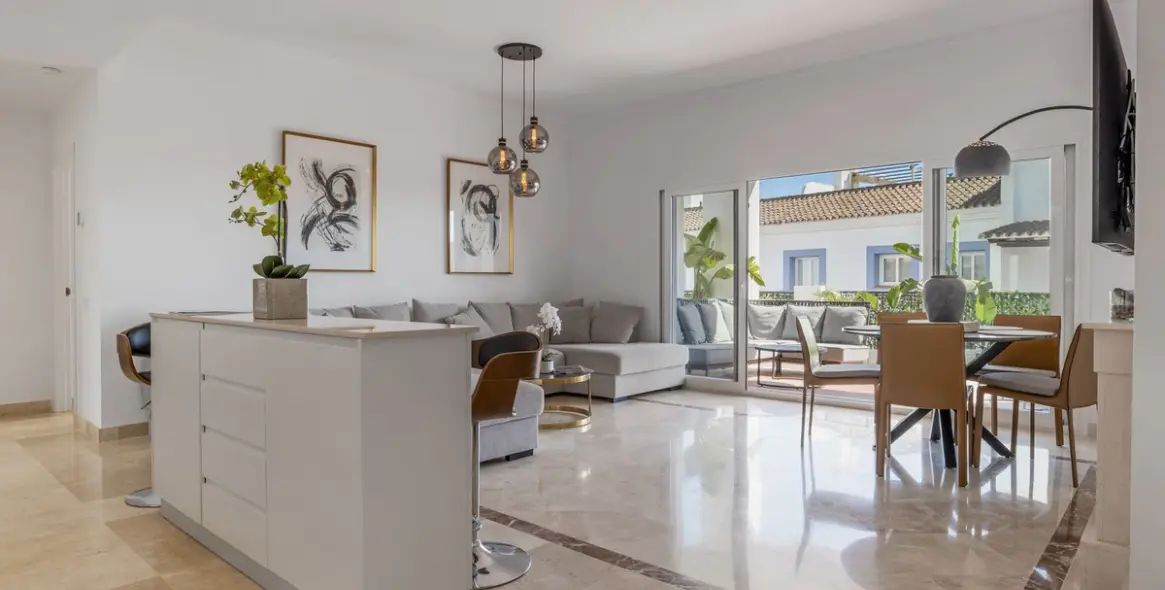 Sale of ground floor apartment in Benahavís 3