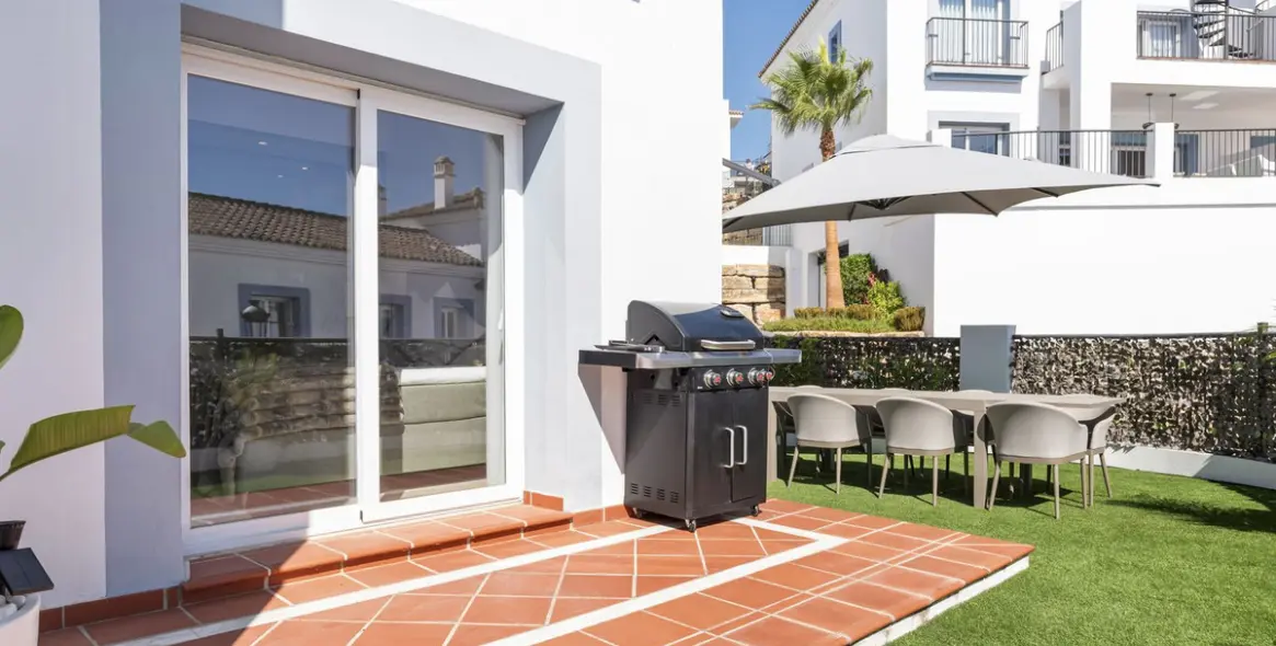 Sale of ground floor apartment in Benahavís 11