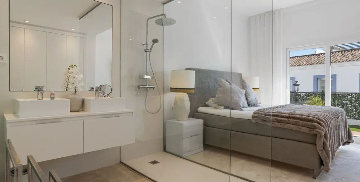 Sale of ground floor apartment in Benahavís 20