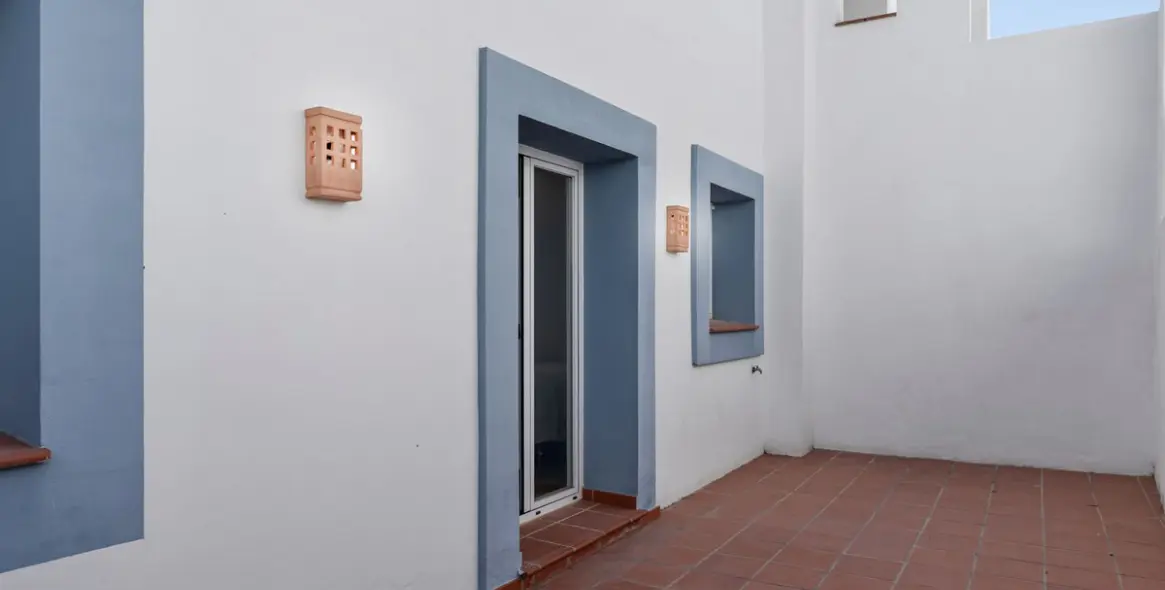 Sale of ground floor apartment in Benahavís 14