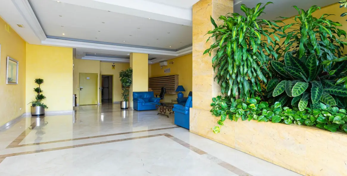 Sale of middle floor apartment in Puerto Banús 2