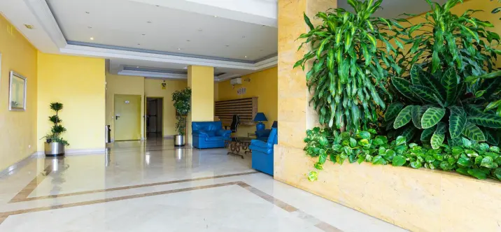 Sale of middle floor apartment in Puerto Banús 1