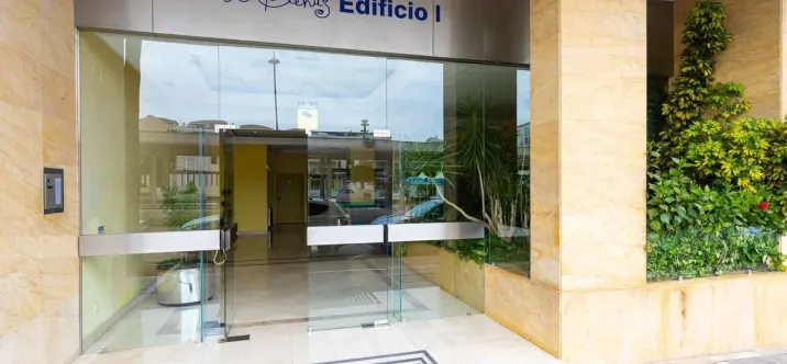 Sale of middle floor apartment in Puerto Banús 2