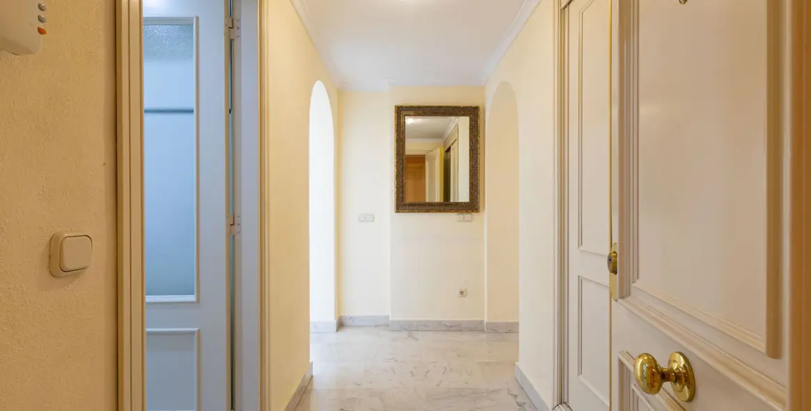 Sale of middle floor apartment in Puerto Banús 5