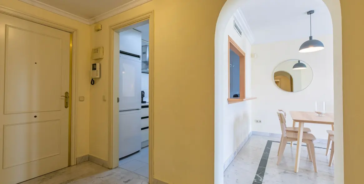 Sale of middle floor apartment in Puerto Banús 7