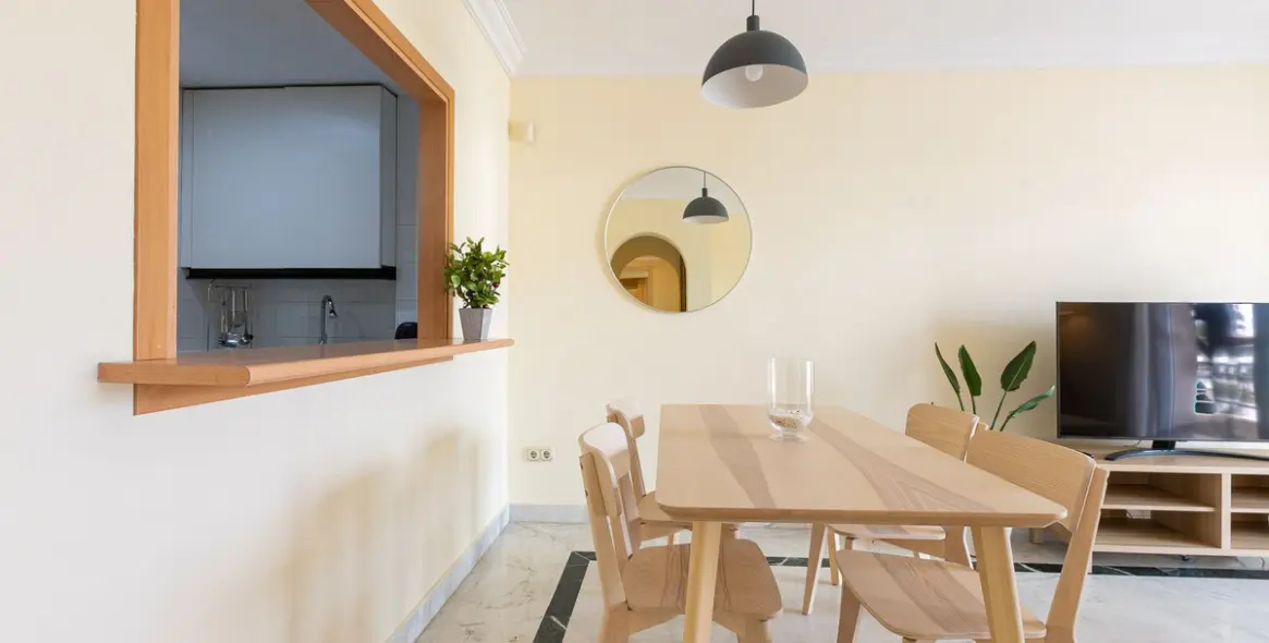 Sale of middle floor apartment in Puerto Banús 8