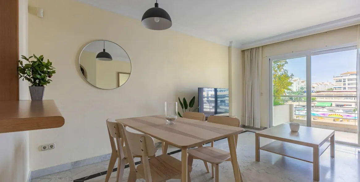 Sale of middle floor apartment in Puerto Banús 9