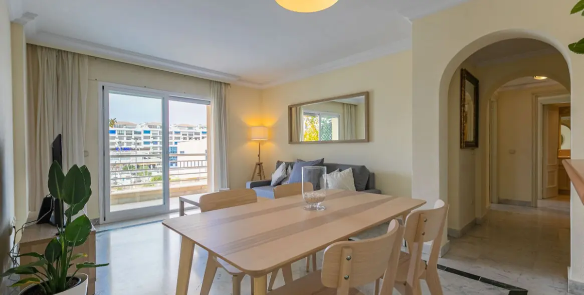 Sale of middle floor apartment in Puerto Banús 10