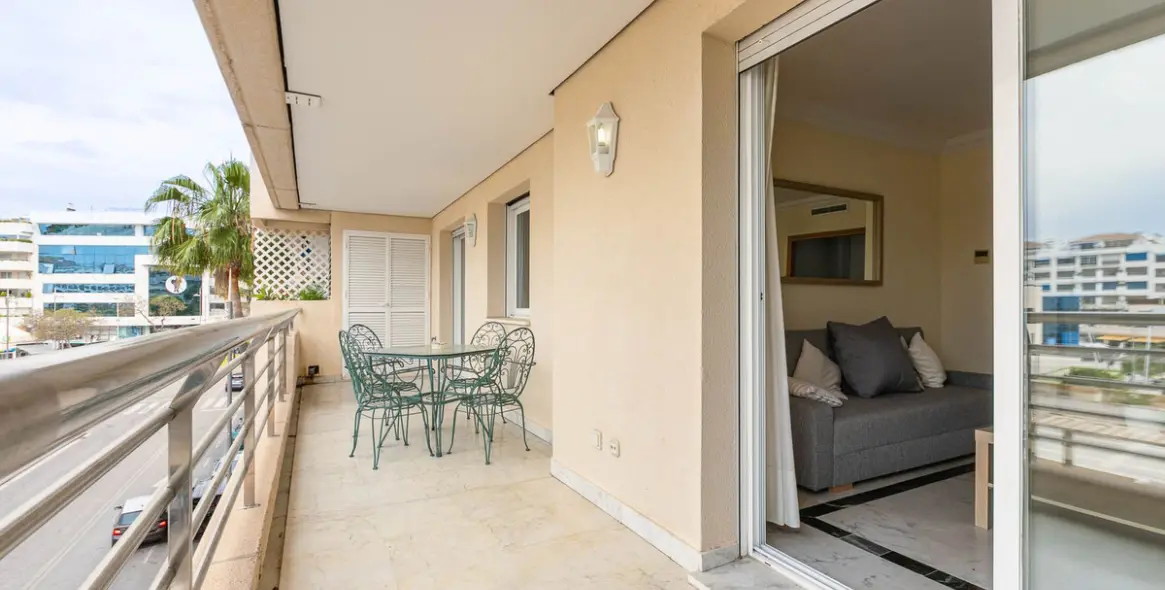 Sale of middle floor apartment in Puerto Banús 12