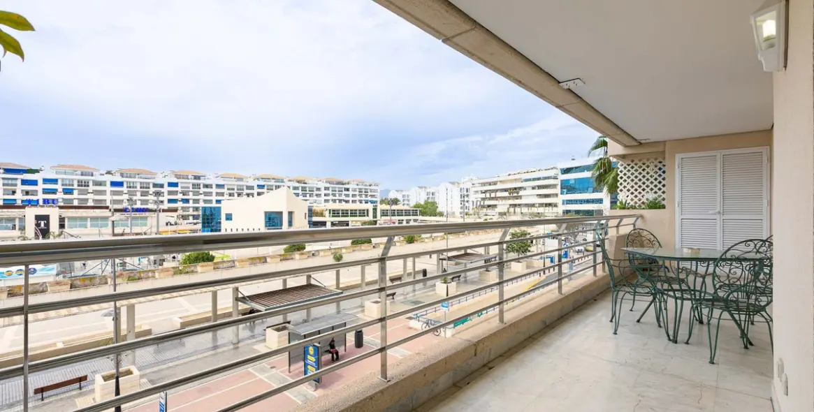 Sale of middle floor apartment in Puerto Banús 13