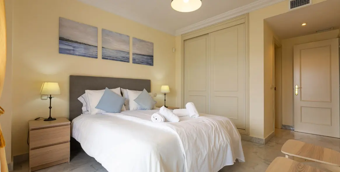 Sale of middle floor apartment in Puerto Banús 18