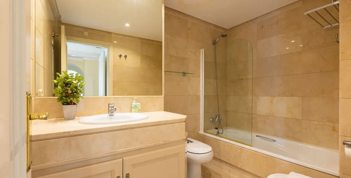 Sale of middle floor apartment in Puerto Banús 19