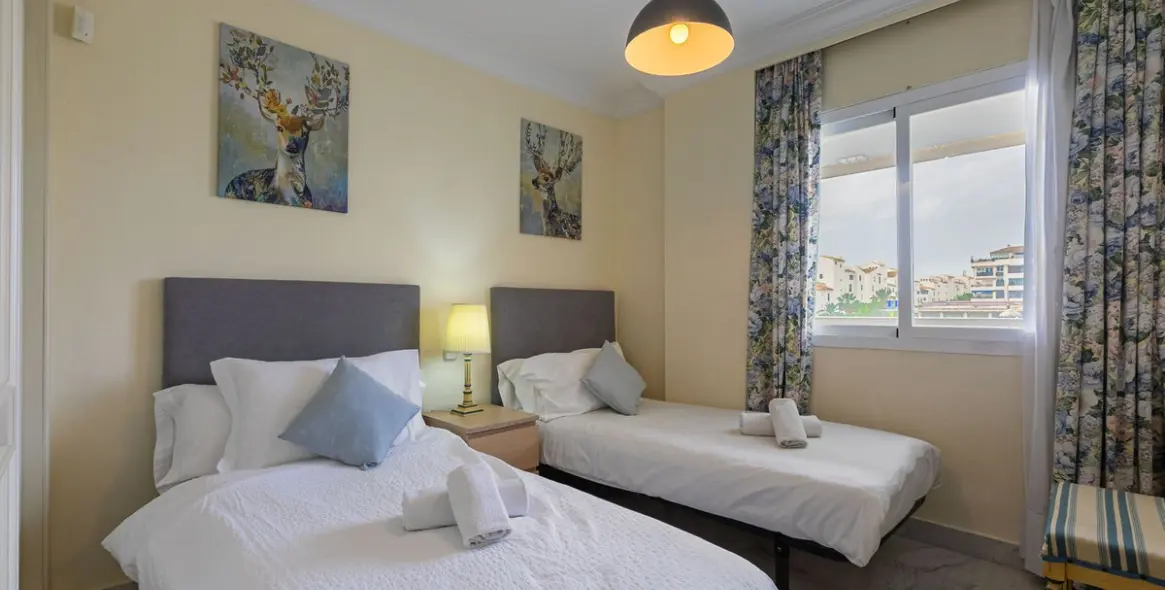 Sale of middle floor apartment in Puerto Banús 20