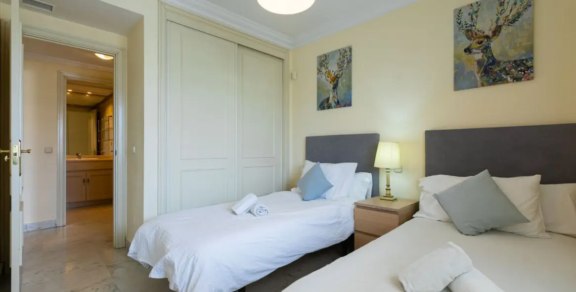 Venta de apartamento en planta media en Puerto Banús 21