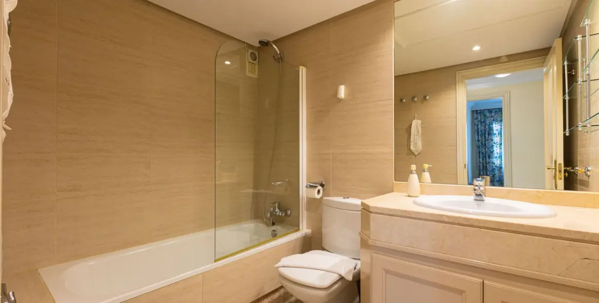 Venta de apartamento en planta media en Puerto Banús 22