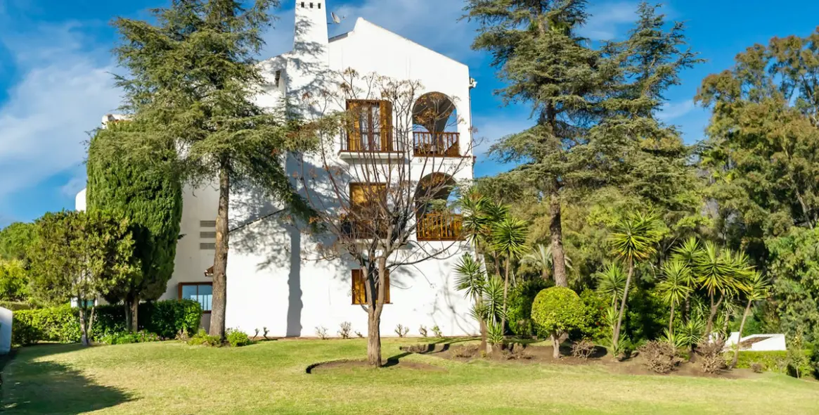 Sale of ground floor apartment in Nueva Andalucía 2