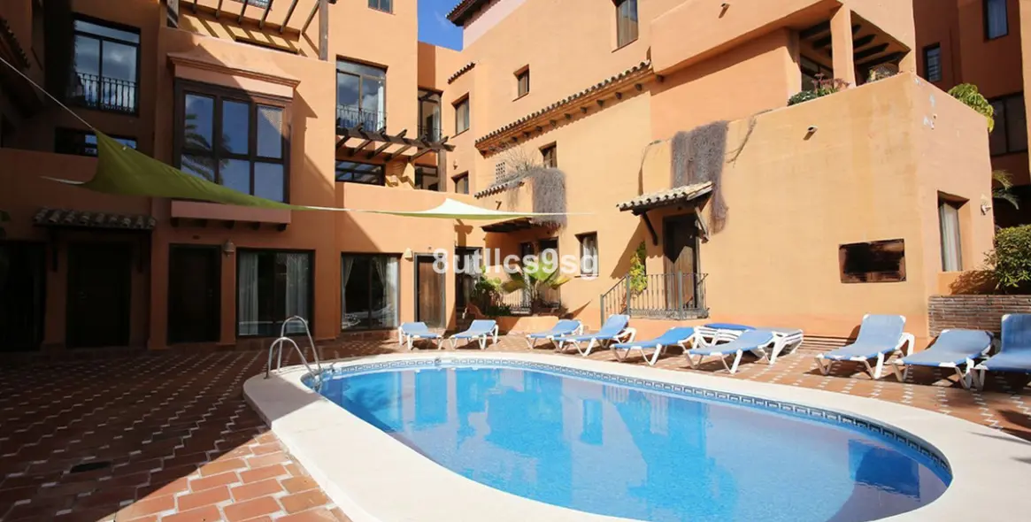 Продажа апартаментов на среднем этаже в Estepona (район Estepona) 1