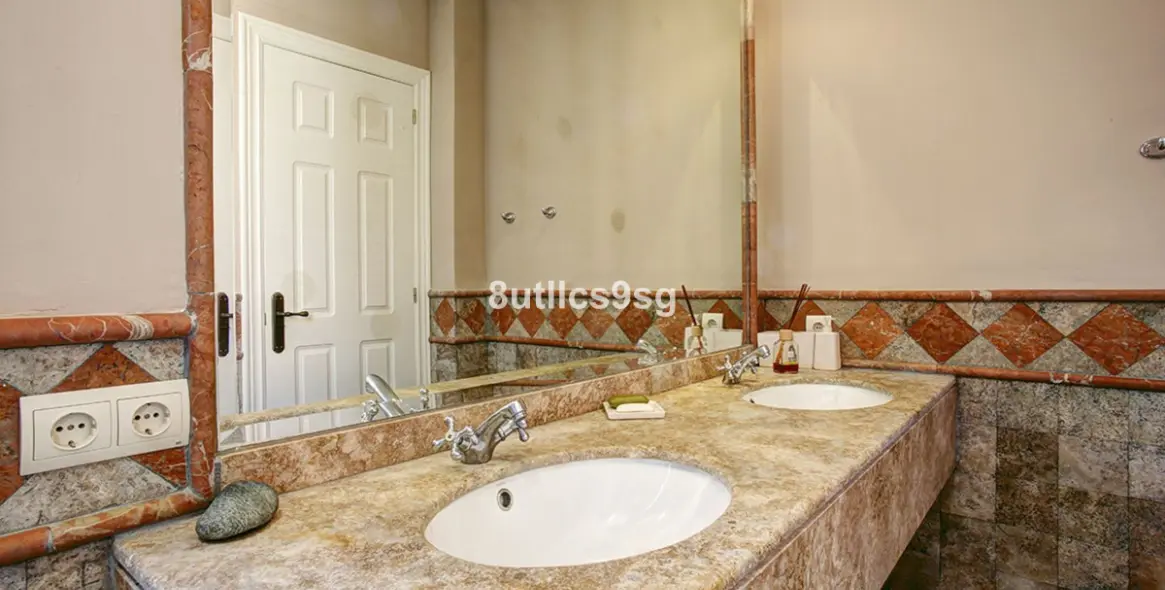 Sale of middle floor apartment in Estepona 7