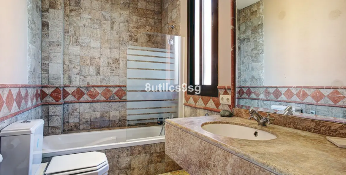 Sale of middle floor apartment in Estepona 8