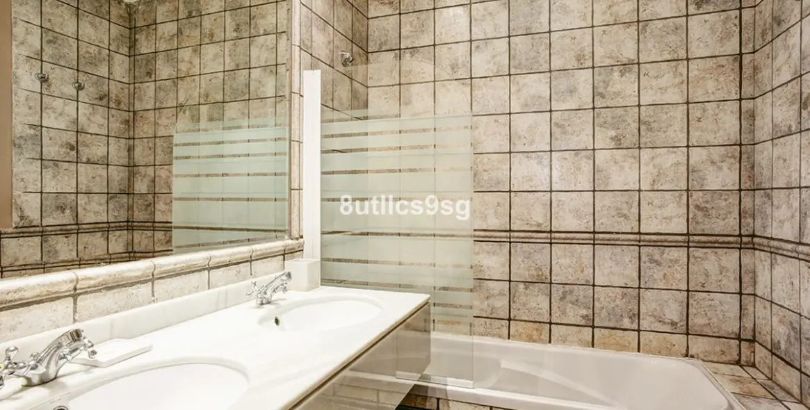 Sale of middle floor apartment in Estepona 11