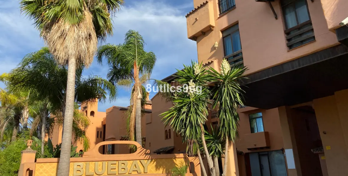 Sale of middle floor apartment in Estepona 2