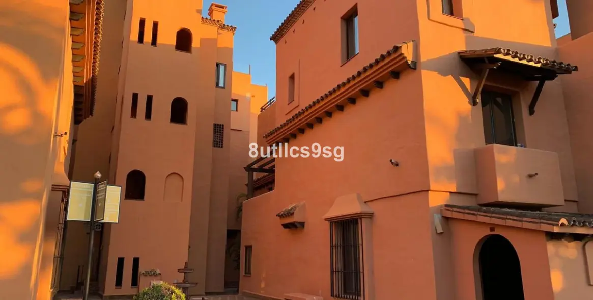 Sale of middle floor apartment in Estepona 19