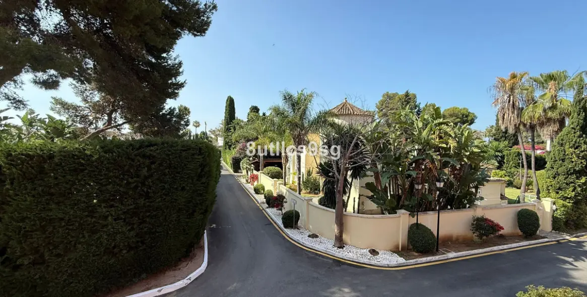 Sale of middle floor apartment in Estepona 24