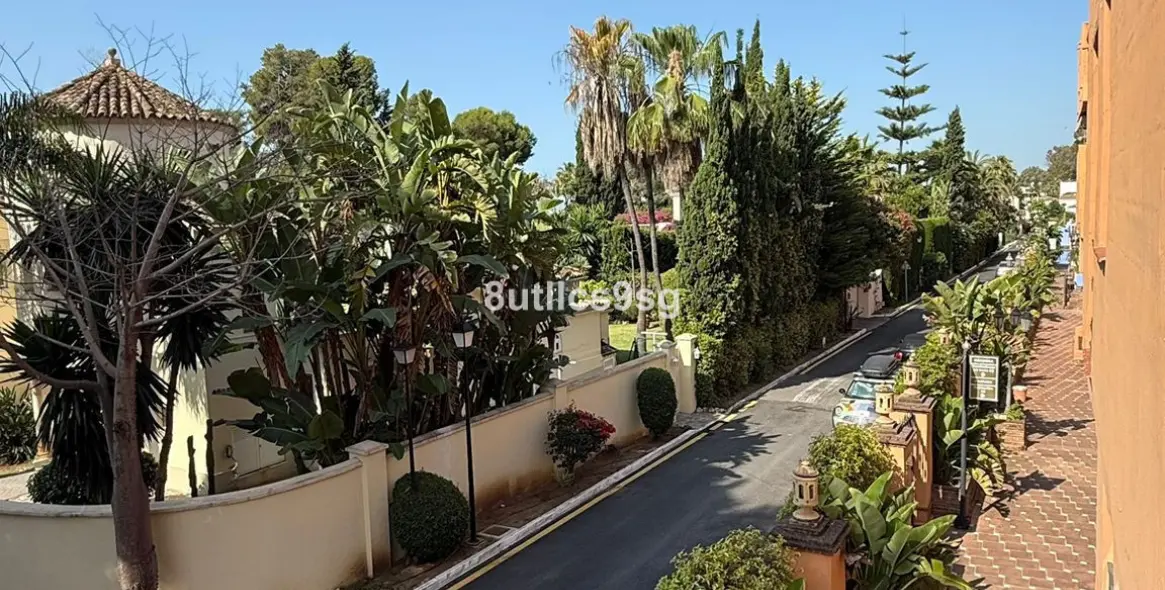 Sale of middle floor apartment in Estepona 25