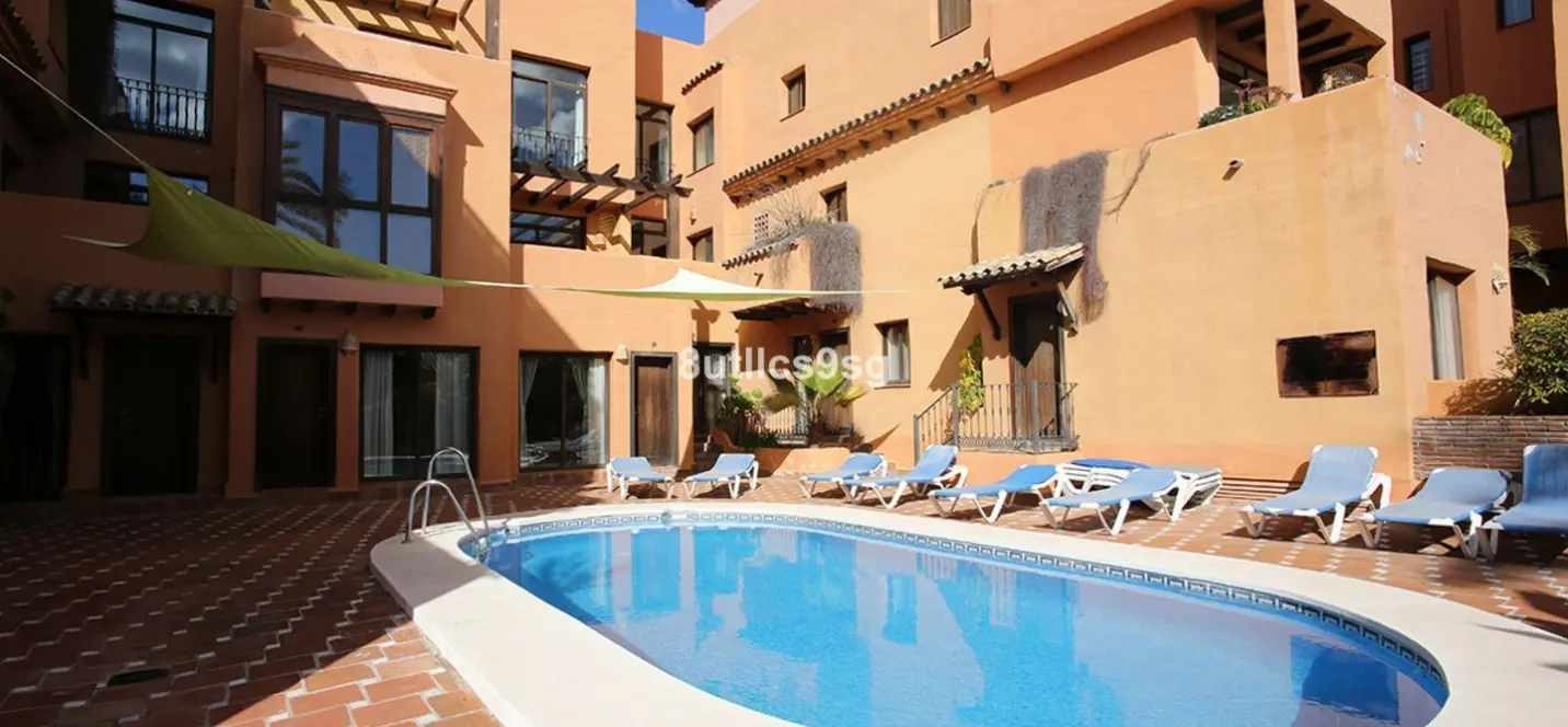 Продажа апартаментов на среднем этаже в Estepona 0