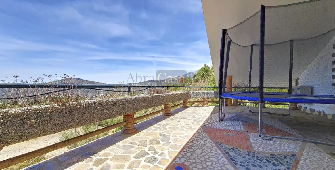 Продажа  отдельно стоящей виллы в Canillas de Albaida 40