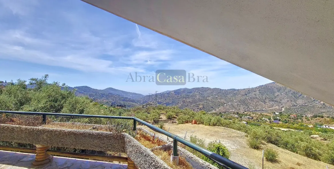 Продажа  отдельно стоящей виллы в Canillas de Albaida 41